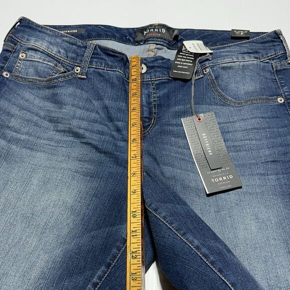 Torrid Premium Denim Boyfriend Jeans Size 14 R Blue NWT - Picture 10 of 11